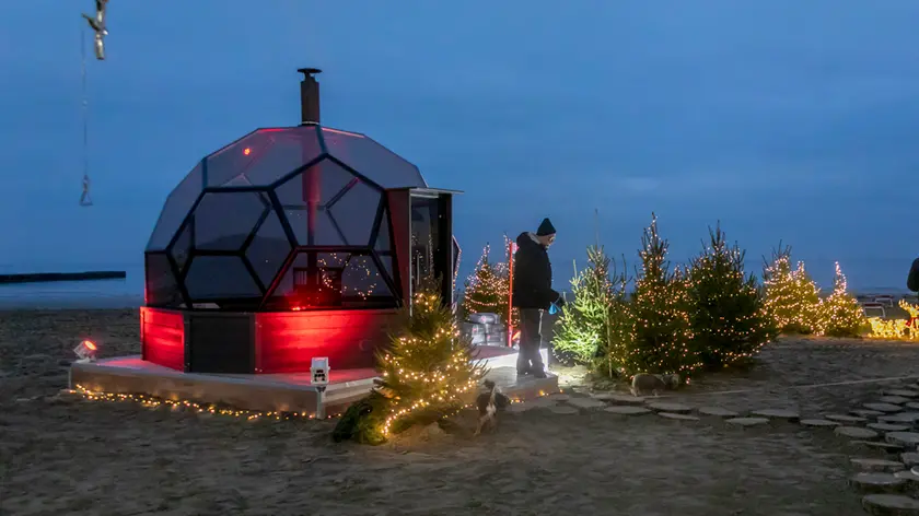 L’eco sauna vista mare,novità di quest’edizione,e il punto ristoro nella spiaggia di Grado. Foto Katia Bonaventura
