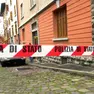 La Polizia in via Machlig, dove si è consumato il delitto (foto Francesco Bruni)