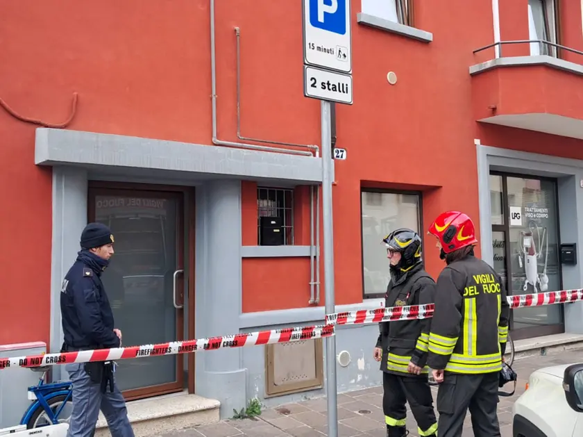 Polizia e vigili del fuoco in via Grazzano a Udine