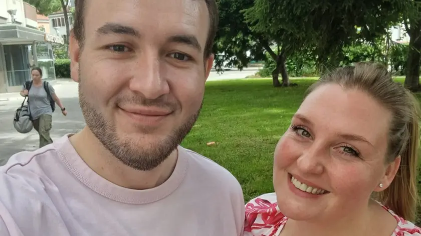 Quirin Kuhnert sorridente con la compagna Jessica Hartwich