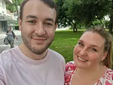 Quirin Kuhnert sorridente con la compagna Jessica Hartwich