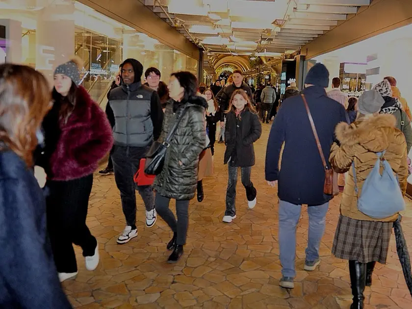 In tanti hanno scelto Udine per i regali dell'ultimo minuto (foto Petrussi)