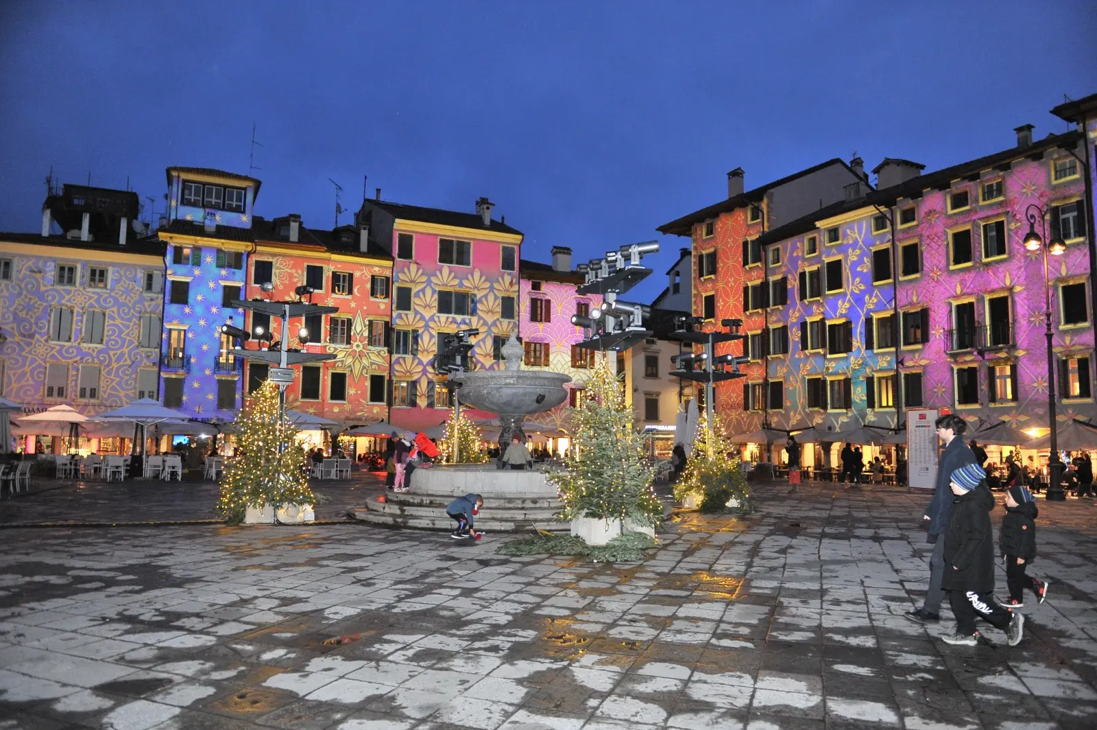 Piazza San Giacomo animata da colori e figure grazie al videomapping (foto Petrussi)