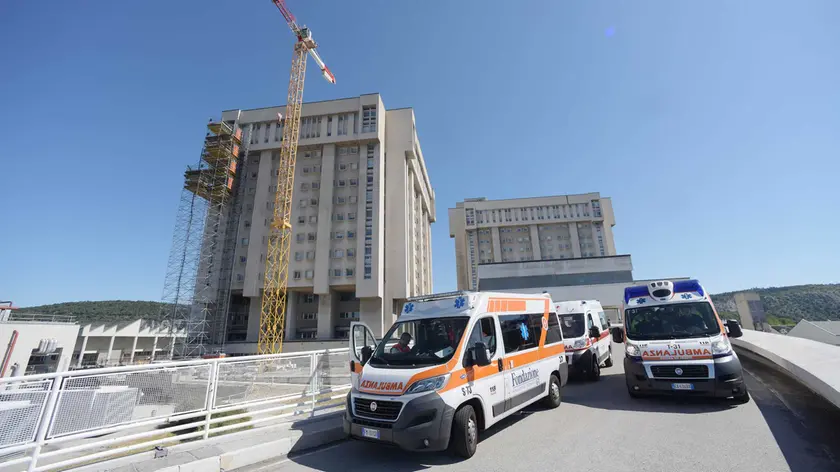 L’ospedale di Cattinara, con le gru del cantiere di ampliamento aperto da anni e al momento fermo