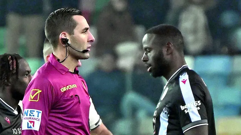 Davis aspetta la convalida del gol dall’arbitro Colombo