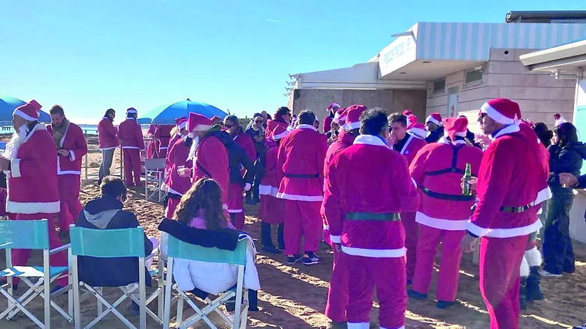 La rimpatriata dei vespisti di Udine sulla spiaggia di Lignano: sono stati accolti dal sindaco Laura Giorgi