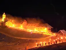 La partenza della fiaccolata dalla cima del monte Lussari. Una magia che si rinnoverà il primo gennaio