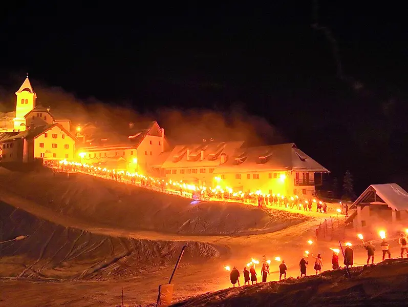 La partenza della fiaccolata dalla cima del monte Lussari. Una magia che si rinnoverà il primo gennaio