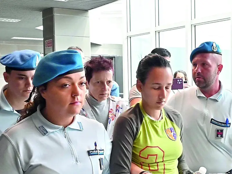 Lorena Venier e Mailyn Castro Monsalvo scortate dalla polizia penitenziaria dopo l’interrogatorio del gip