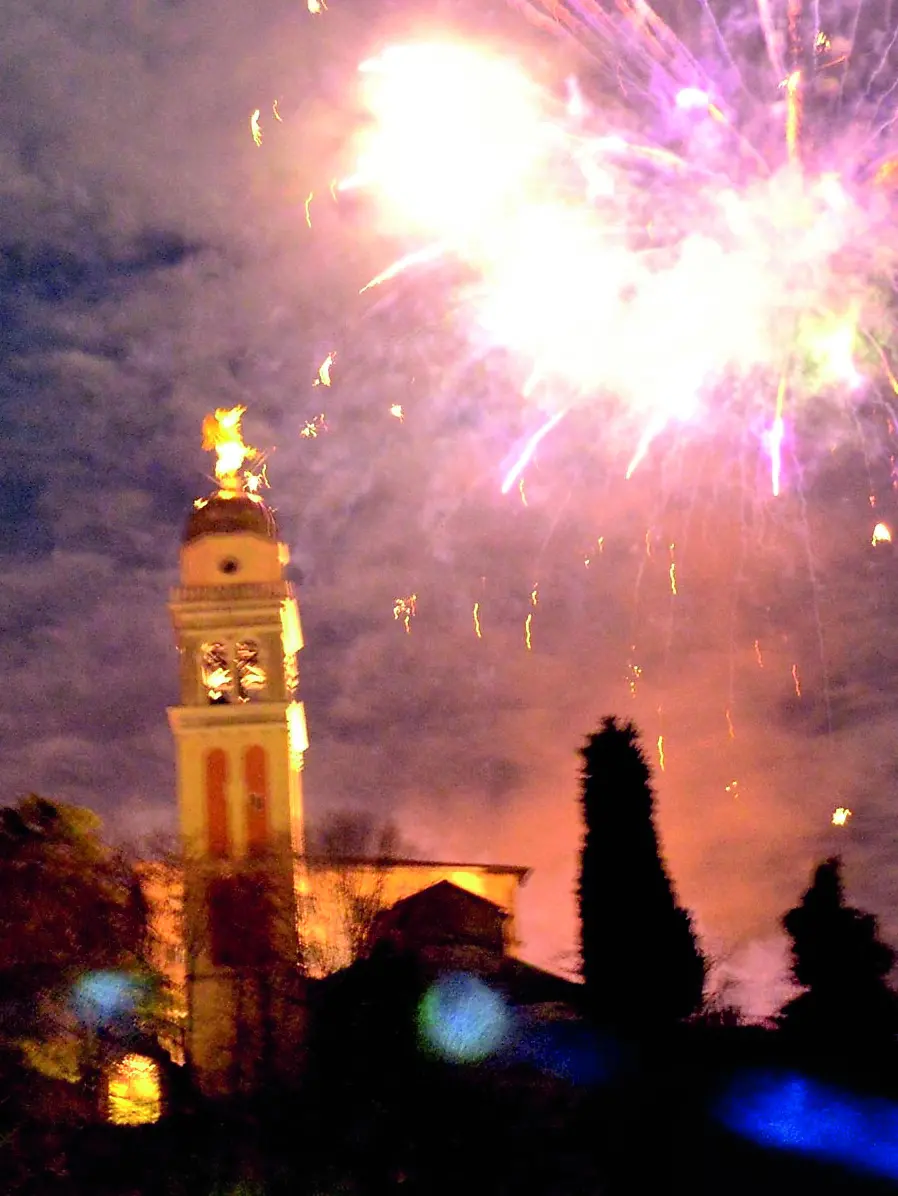 Lo spettacolo pirotecnico dal colle del Castello di Udine (qui in una foto d’archivio del 2018) concluderà l’anno e segnerà l’ingresso in quello nuovo in piazza Primo Maggio
