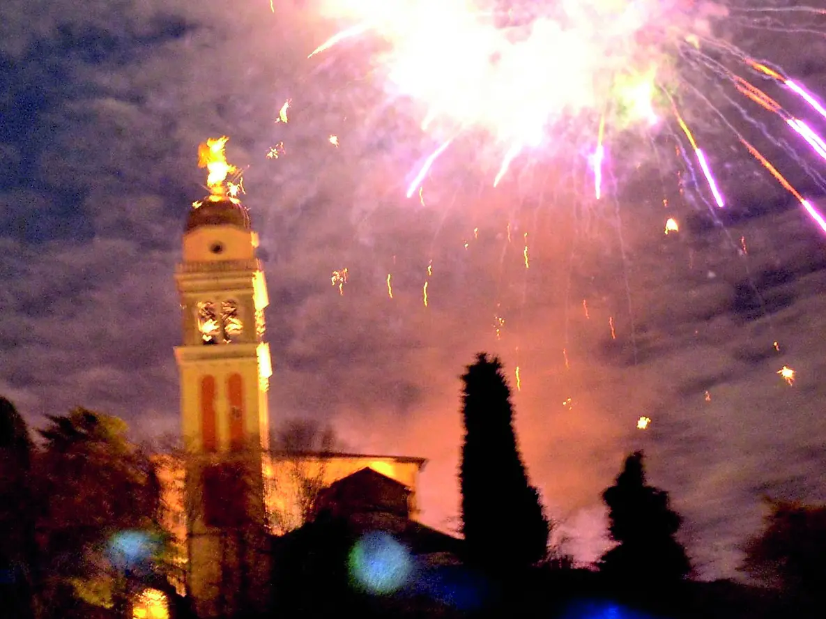 Lo spettacolo pirotecnico dal colle del Castello di Udine (qui in una foto d’archivio del 2018) concluderà l’anno e segnerà l’ingresso in quello nuovo in piazza Primo Maggio