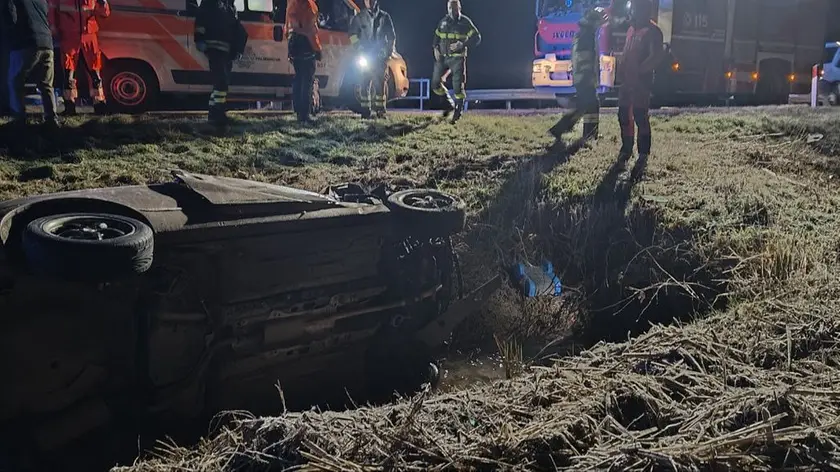 L'auto finita nel fosso