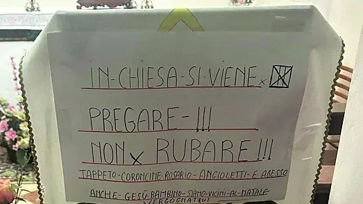 Il monito sul foglio appeso al leggìo della chiesa di San Gregorio