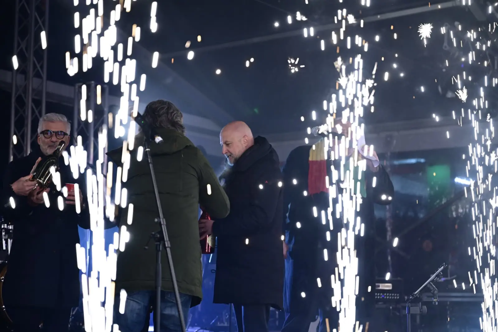 Pordenone ha vissuto un Capodanno all’insegna della musica e dello spettacolo, con migliaia di persone in centro per accogliere l’arrivo del 2026. La notte di San Silvestro ha trasformato la città in un grande palcoscenico a cielo aperto, con eventi pensati per coinvolgere cittadini e visitatori. Come da tradizione, non sono mancate le misure di sicurezza e organizzazione della viabilità, per garantire lo svolgimento sereno della serata