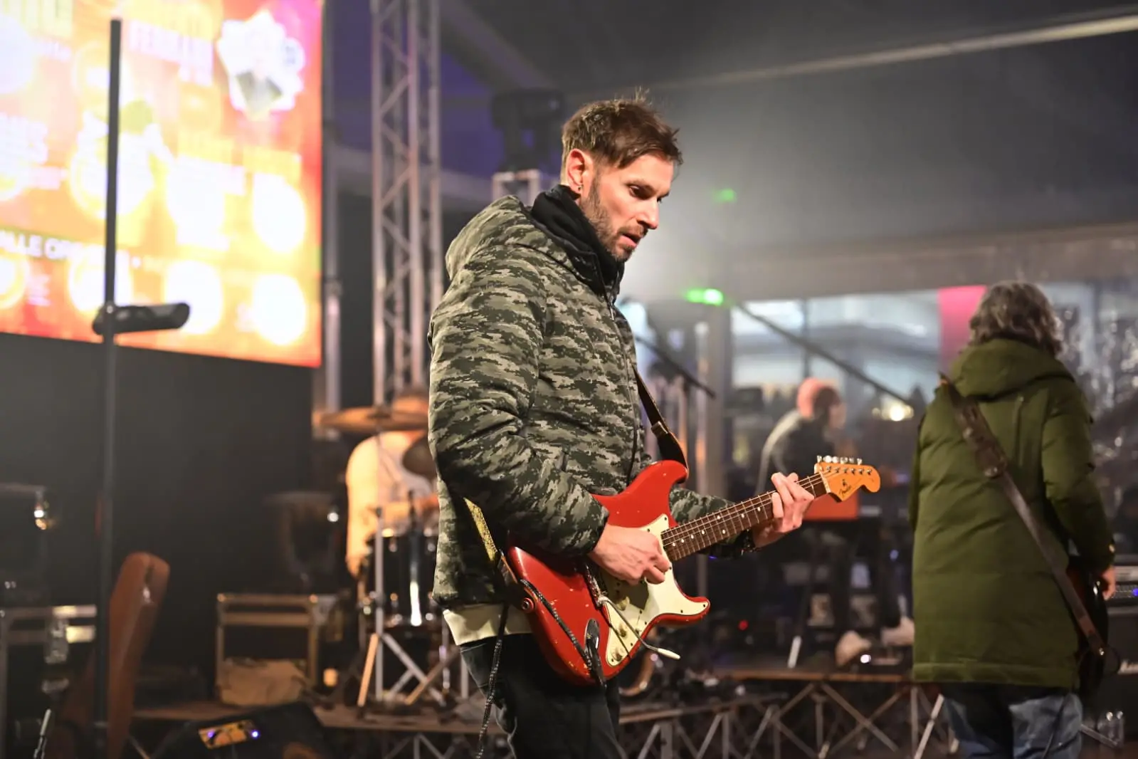 Pordenone ha vissuto un Capodanno all’insegna della musica e dello spettacolo, con migliaia di persone in centro per accogliere l’arrivo del 2026. La notte di San Silvestro ha trasformato la città in un grande palcoscenico a cielo aperto, con eventi pensati per coinvolgere cittadini e visitatori. Come da tradizione, non sono mancate le misure di sicurezza e organizzazione della viabilità, per garantire lo svolgimento sereno della serata