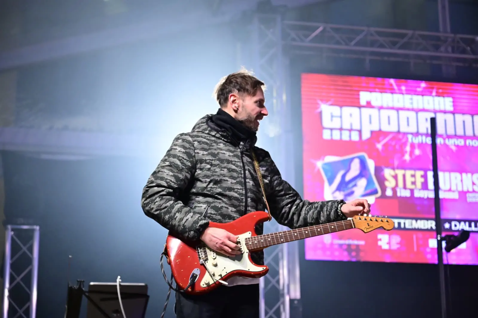 Pordenone ha vissuto un Capodanno all’insegna della musica e dello spettacolo, con migliaia di persone in centro per accogliere l’arrivo del 2026. La notte di San Silvestro ha trasformato la città in un grande palcoscenico a cielo aperto, con eventi pensati per coinvolgere cittadini e visitatori. Come da tradizione, non sono mancate le misure di sicurezza e organizzazione della viabilità, per garantire lo svolgimento sereno della serata