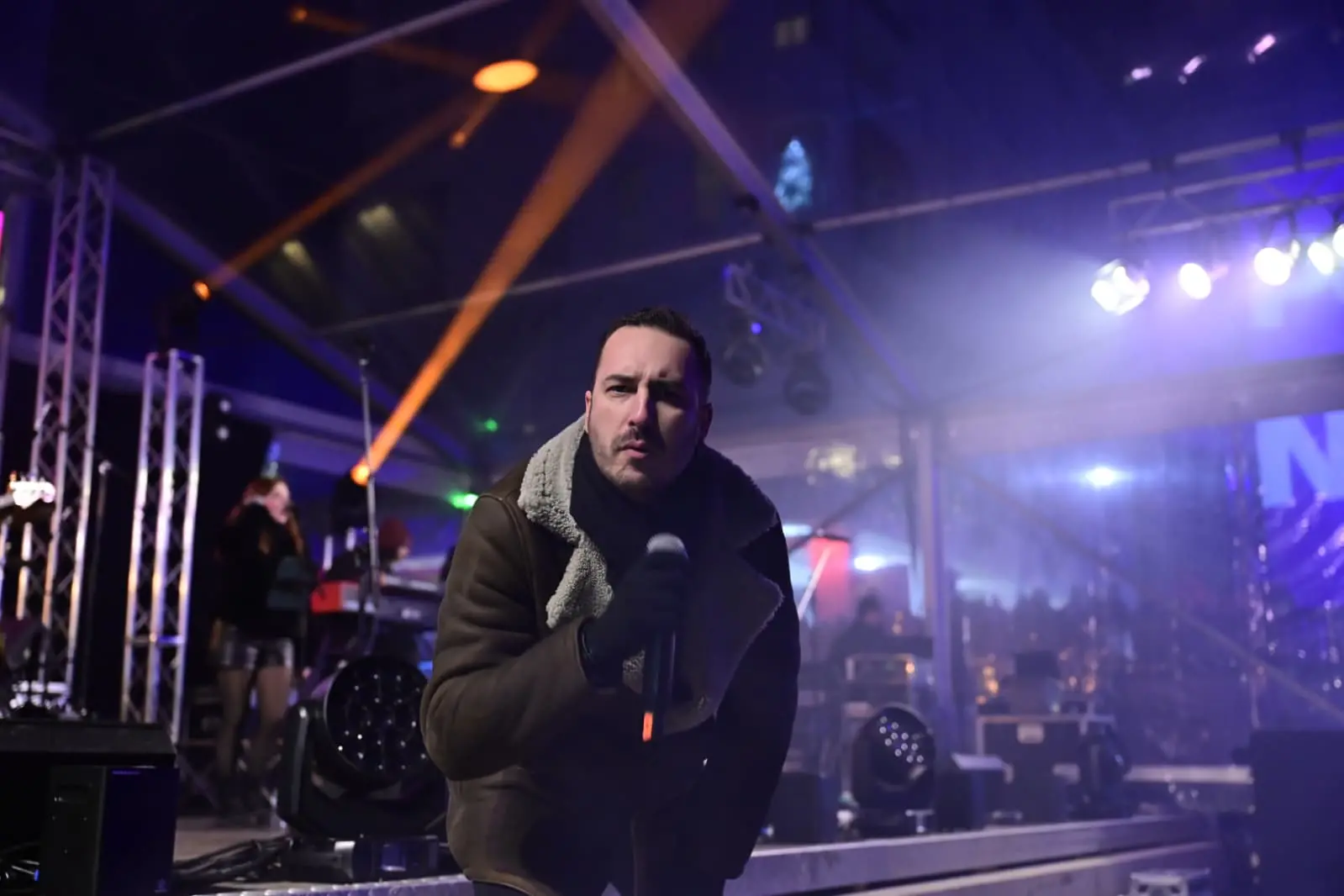 Pordenone ha vissuto un Capodanno all’insegna della musica e dello spettacolo, con migliaia di persone in centro per accogliere l’arrivo del 2026. La notte di San Silvestro ha trasformato la città in un grande palcoscenico a cielo aperto, con eventi pensati per coinvolgere cittadini e visitatori. Come da tradizione, non sono mancate le misure di sicurezza e organizzazione della viabilità, per garantire lo svolgimento sereno della serata