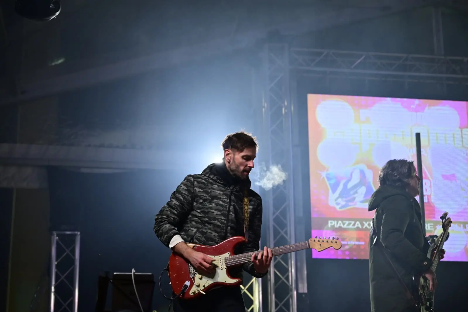 Pordenone ha vissuto un Capodanno all’insegna della musica e dello spettacolo, con migliaia di persone in centro per accogliere l’arrivo del 2026. La notte di San Silvestro ha trasformato la città in un grande palcoscenico a cielo aperto, con eventi pensati per coinvolgere cittadini e visitatori. Come da tradizione, non sono mancate le misure di sicurezza e organizzazione della viabilità, per garantire lo svolgimento sereno della serata