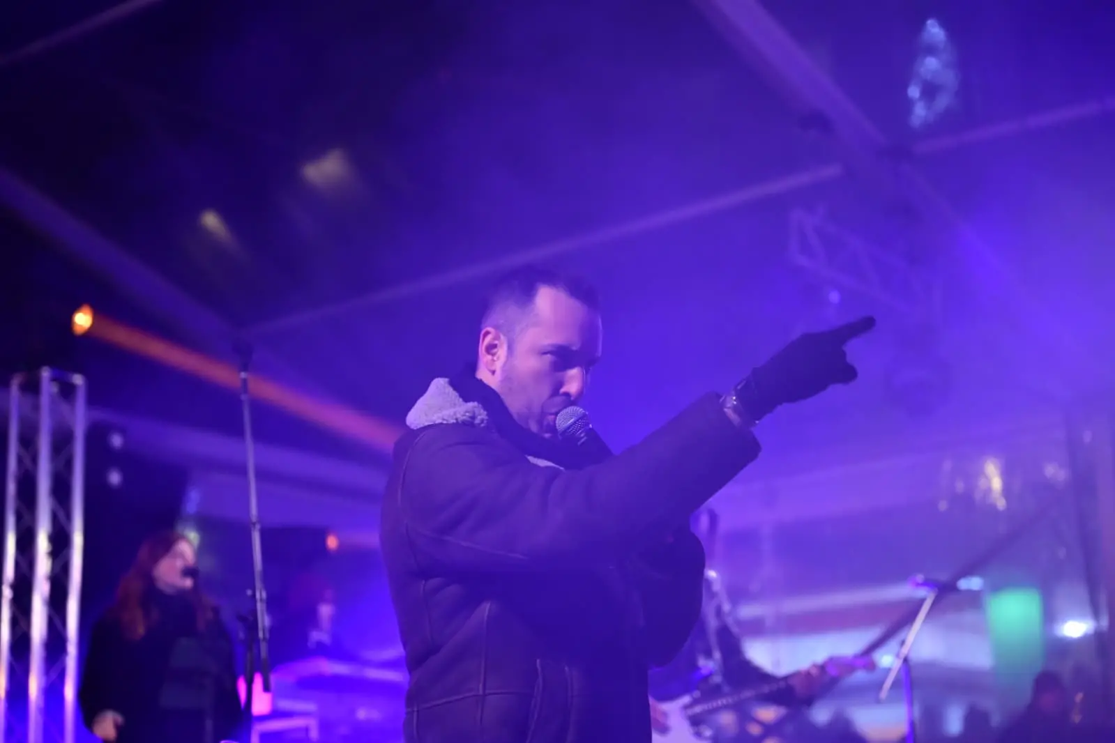 Pordenone ha vissuto un Capodanno all’insegna della musica e dello spettacolo, con migliaia di persone in centro per accogliere l’arrivo del 2026. La notte di San Silvestro ha trasformato la città in un grande palcoscenico a cielo aperto, con eventi pensati per coinvolgere cittadini e visitatori. Come da tradizione, non sono mancate le misure di sicurezza e organizzazione della viabilità, per garantire lo svolgimento sereno della serata