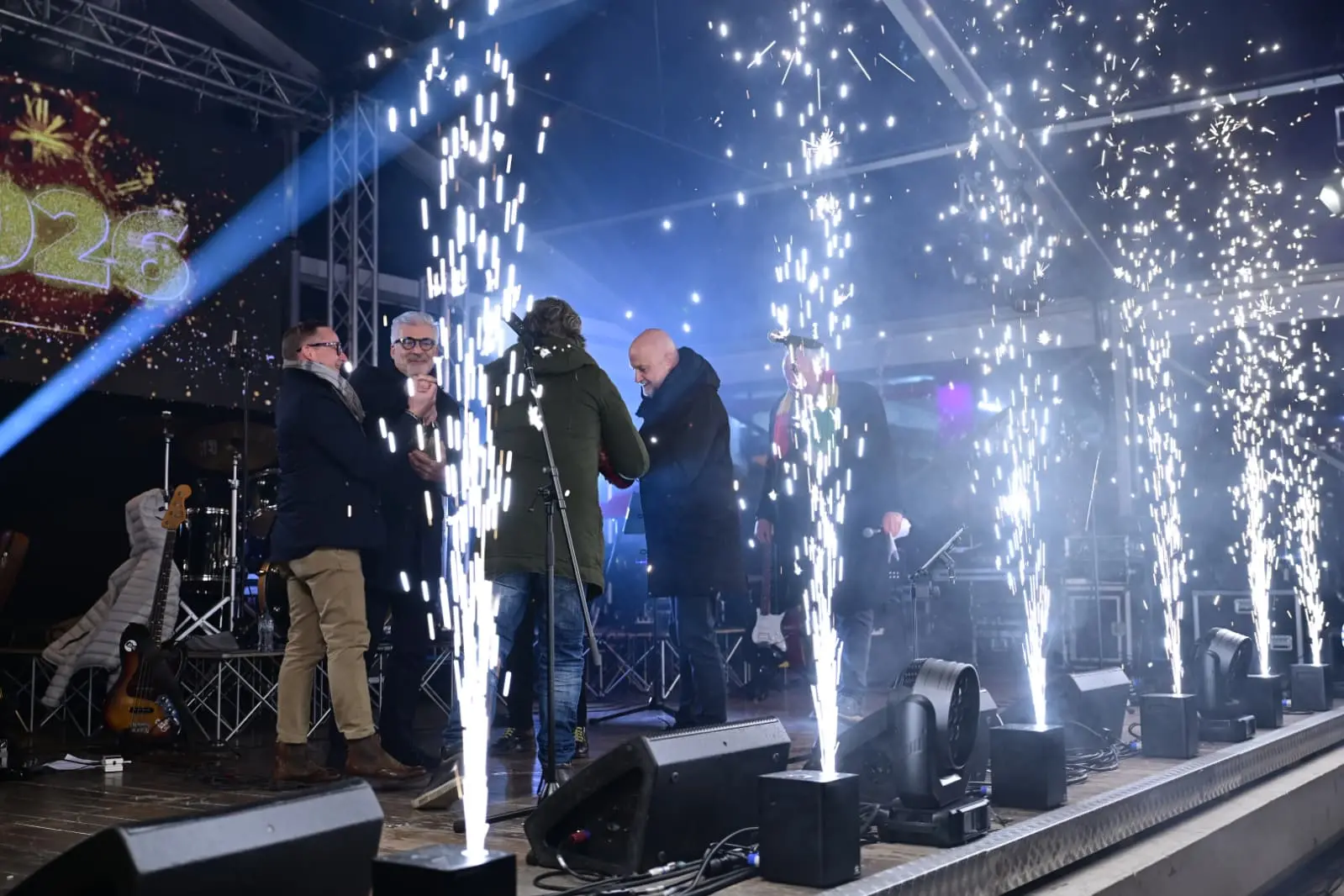 Pordenone ha vissuto un Capodanno all’insegna della musica e dello spettacolo, con migliaia di persone in centro per accogliere l’arrivo del 2026. La notte di San Silvestro ha trasformato la città in un grande palcoscenico a cielo aperto, con eventi pensati per coinvolgere cittadini e visitatori. Come da tradizione, non sono mancate le misure di sicurezza e organizzazione della viabilità, per garantire lo svolgimento sereno della serata