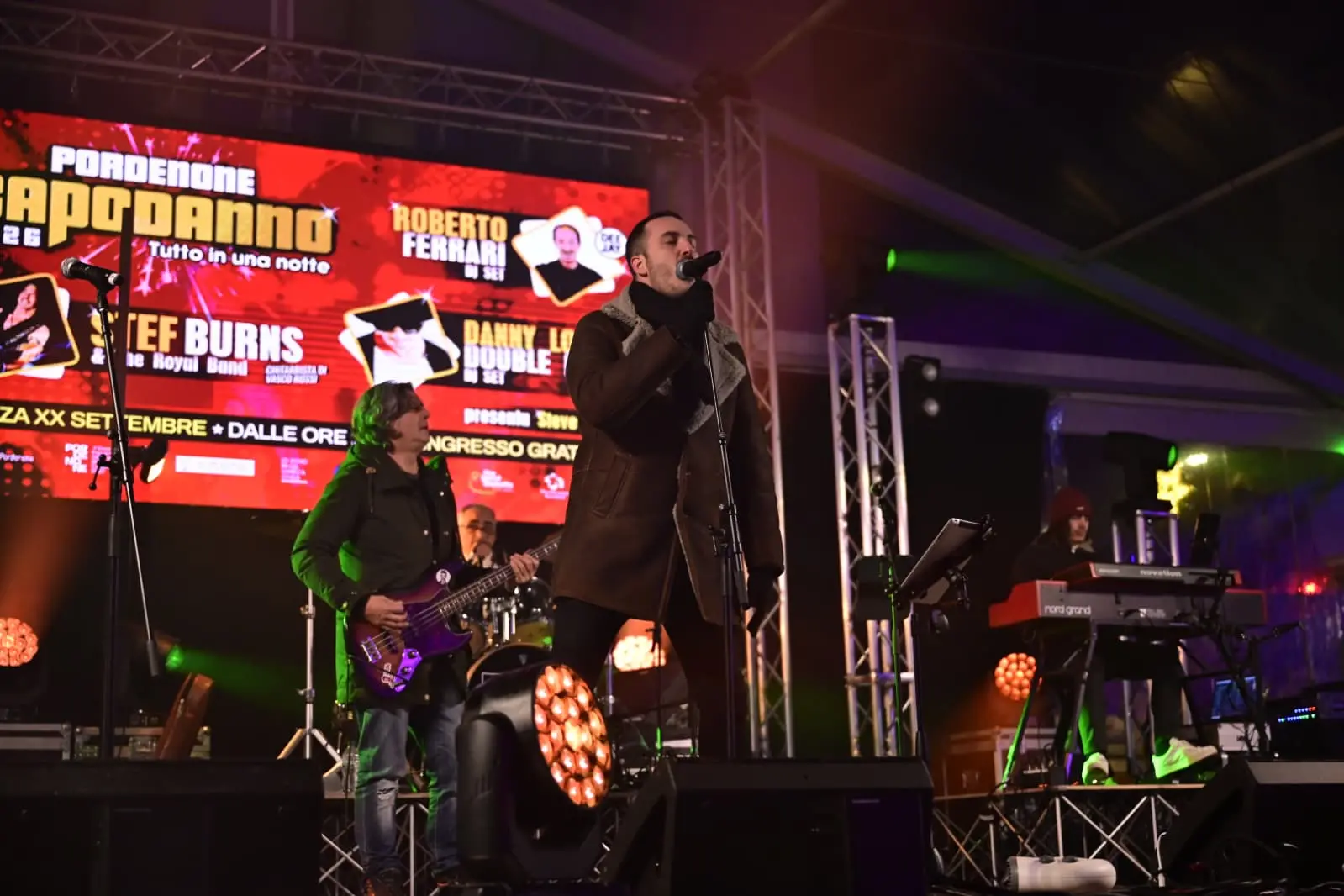 Pordenone ha vissuto un Capodanno all’insegna della musica e dello spettacolo, con migliaia di persone in centro per accogliere l’arrivo del 2026. La notte di San Silvestro ha trasformato la città in un grande palcoscenico a cielo aperto, con eventi pensati per coinvolgere cittadini e visitatori. Come da tradizione, non sono mancate le misure di sicurezza e organizzazione della viabilità, per garantire lo svolgimento sereno della serata