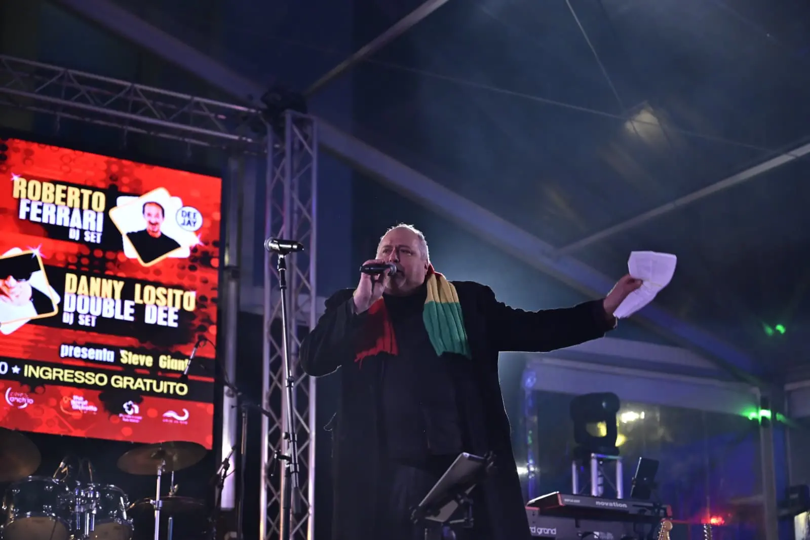Pordenone ha vissuto un Capodanno all’insegna della musica e dello spettacolo, con migliaia di persone in centro per accogliere l’arrivo del 2026. La notte di San Silvestro ha trasformato la città in un grande palcoscenico a cielo aperto, con eventi pensati per coinvolgere cittadini e visitatori. Come da tradizione, non sono mancate le misure di sicurezza e organizzazione della viabilità, per garantire lo svolgimento sereno della serata