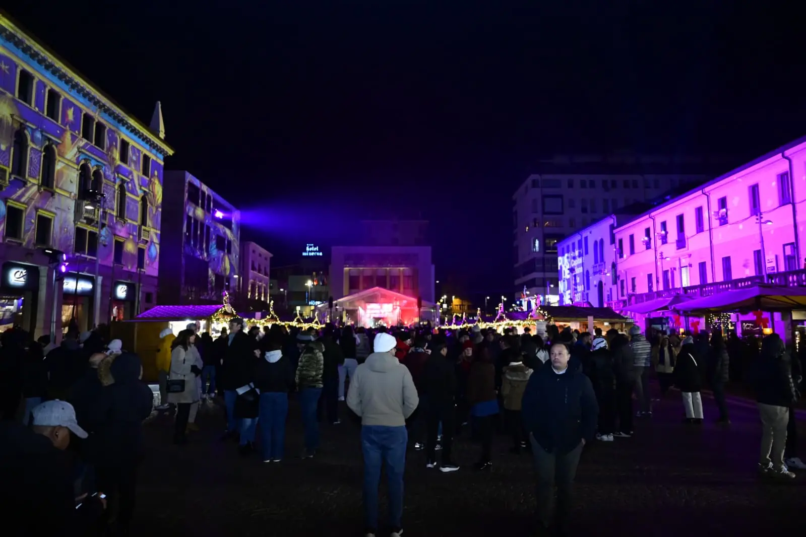 Pordenone ha vissuto un Capodanno all’insegna della musica e dello spettacolo, con migliaia di persone in centro per accogliere l’arrivo del 2026. La notte di San Silvestro ha trasformato la città in un grande palcoscenico a cielo aperto, con eventi pensati per coinvolgere cittadini e visitatori. Come da tradizione, non sono mancate le misure di sicurezza e organizzazione della viabilità, per garantire lo svolgimento sereno della serata