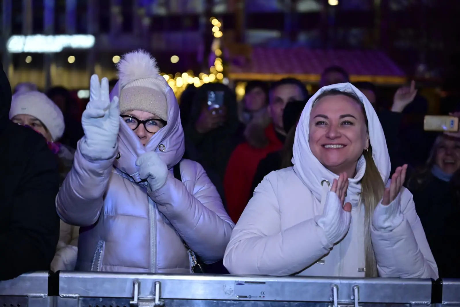 Pordenone ha vissuto un Capodanno all’insegna della musica e dello spettacolo, con migliaia di persone in centro per accogliere l’arrivo del 2026. La notte di San Silvestro ha trasformato la città in un grande palcoscenico a cielo aperto, con eventi pensati per coinvolgere cittadini e visitatori. Come da tradizione, non sono mancate le misure di sicurezza e organizzazione della viabilità, per garantire lo svolgimento sereno della serata