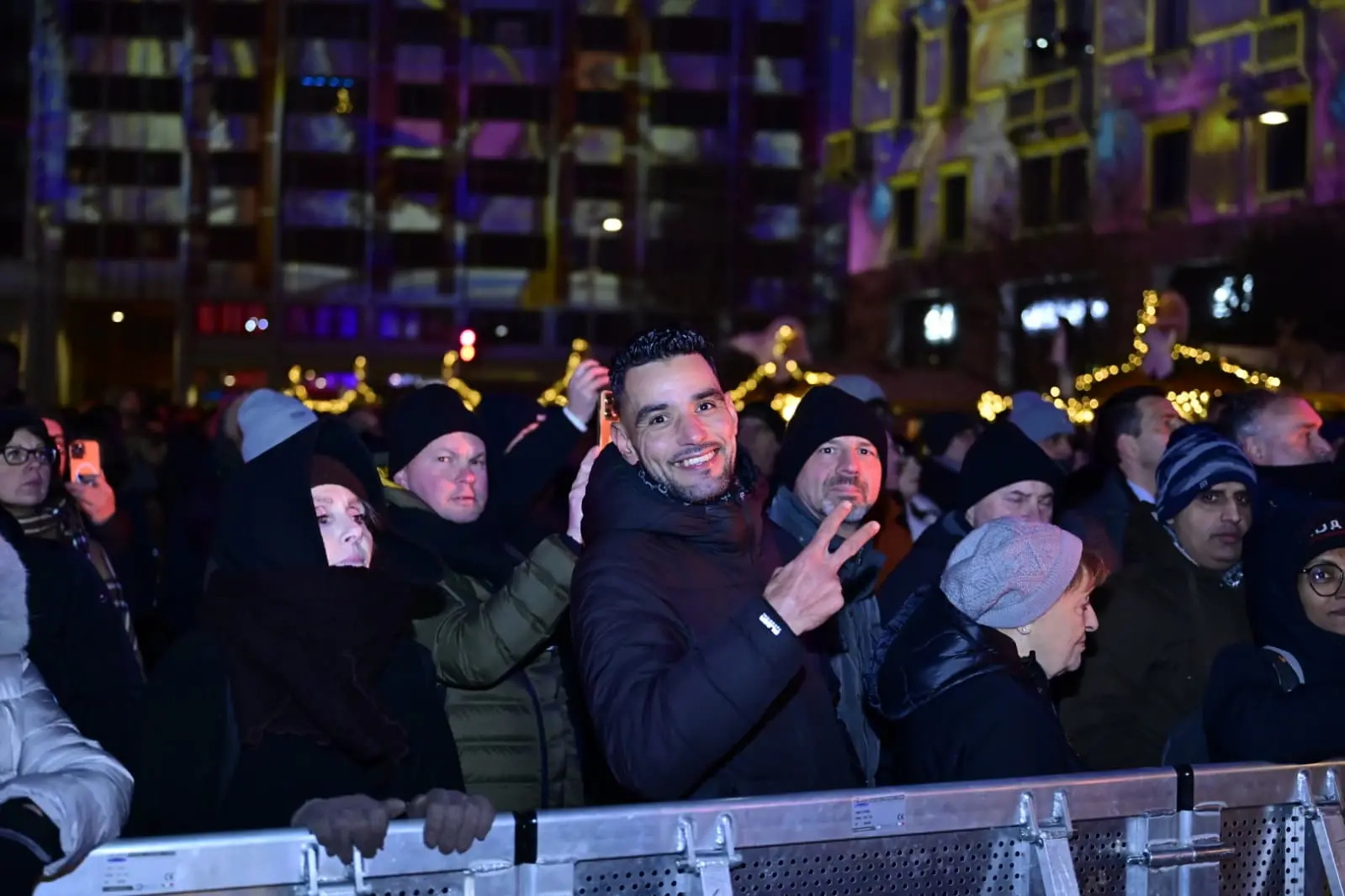 Pordenone ha vissuto un Capodanno all’insegna della musica e dello spettacolo, con migliaia di persone in centro per accogliere l’arrivo del 2026. La notte di San Silvestro ha trasformato la città in un grande palcoscenico a cielo aperto, con eventi pensati per coinvolgere cittadini e visitatori. Come da tradizione, non sono mancate le misure di sicurezza e organizzazione della viabilità, per garantire lo svolgimento sereno della serata