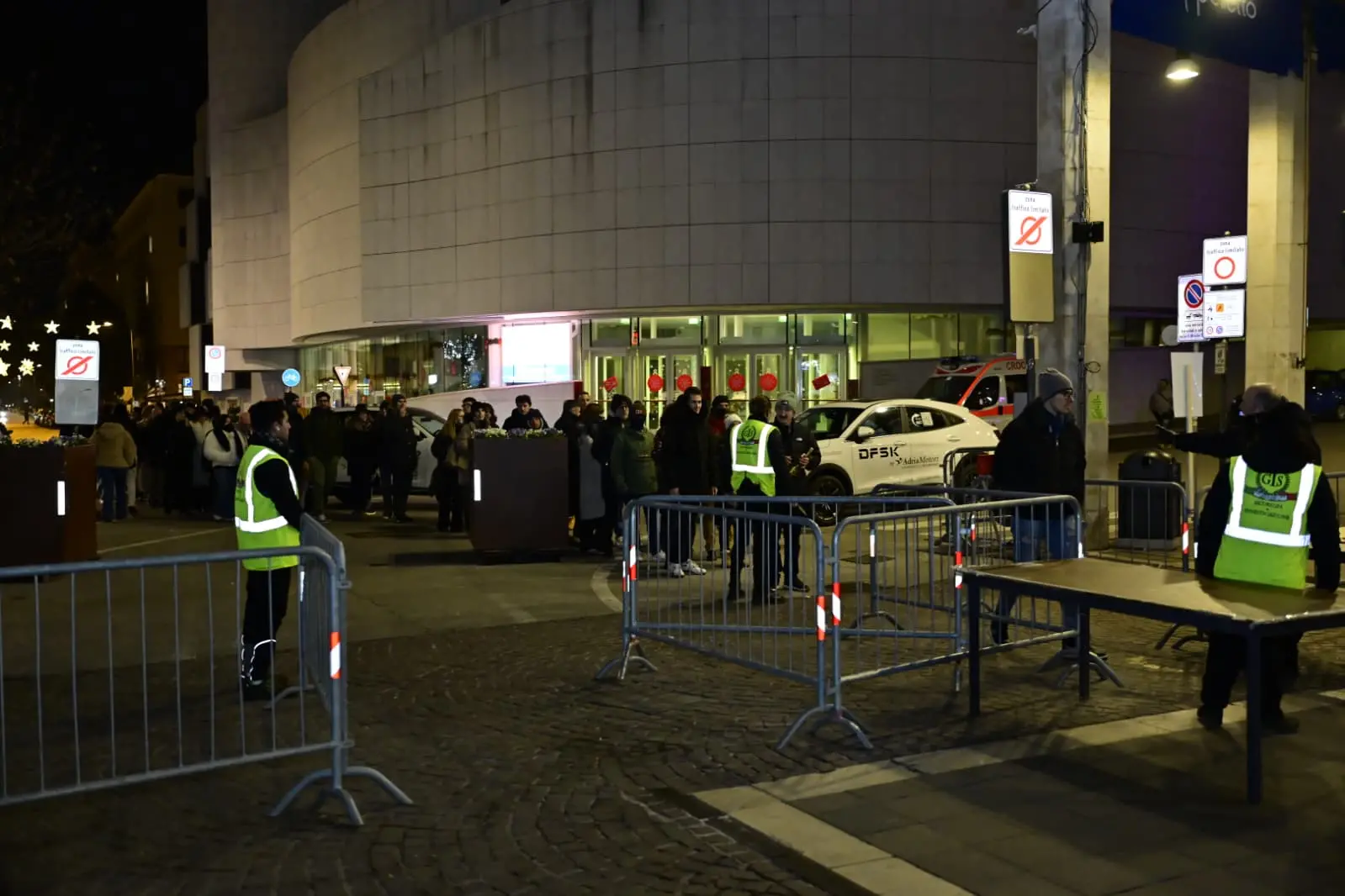 Pordenone ha vissuto un Capodanno all’insegna della musica e dello spettacolo, con migliaia di persone in centro per accogliere l’arrivo del 2026. La notte di San Silvestro ha trasformato la città in un grande palcoscenico a cielo aperto, con eventi pensati per coinvolgere cittadini e visitatori. Come da tradizione, non sono mancate le misure di sicurezza e organizzazione della viabilità, per garantire lo svolgimento sereno della serata
