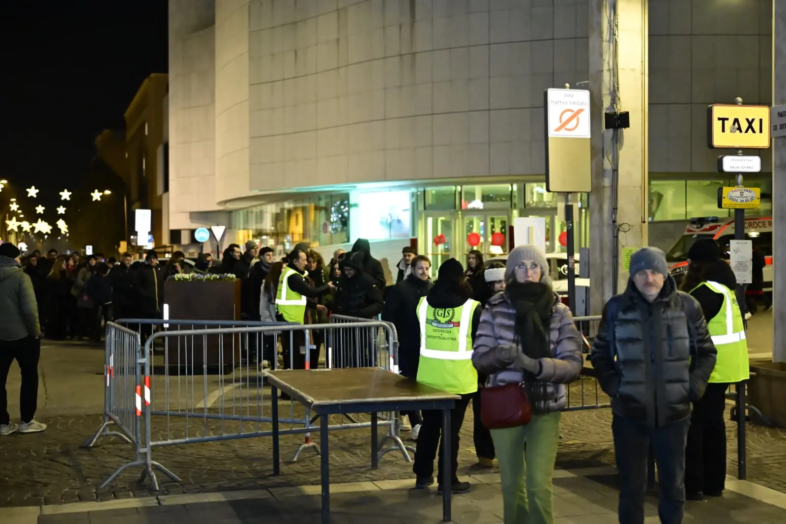 Pordenone ha vissuto un Capodanno all’insegna della musica e dello spettacolo, con migliaia di persone in centro per accogliere l’arrivo del 2026. La notte di San Silvestro ha trasformato la città in un grande palcoscenico a cielo aperto, con eventi pensati per coinvolgere cittadini e visitatori. Come da tradizione, non sono mancate le misure di sicurezza e organizzazione della viabilità, per garantire lo svolgimento sereno della serata