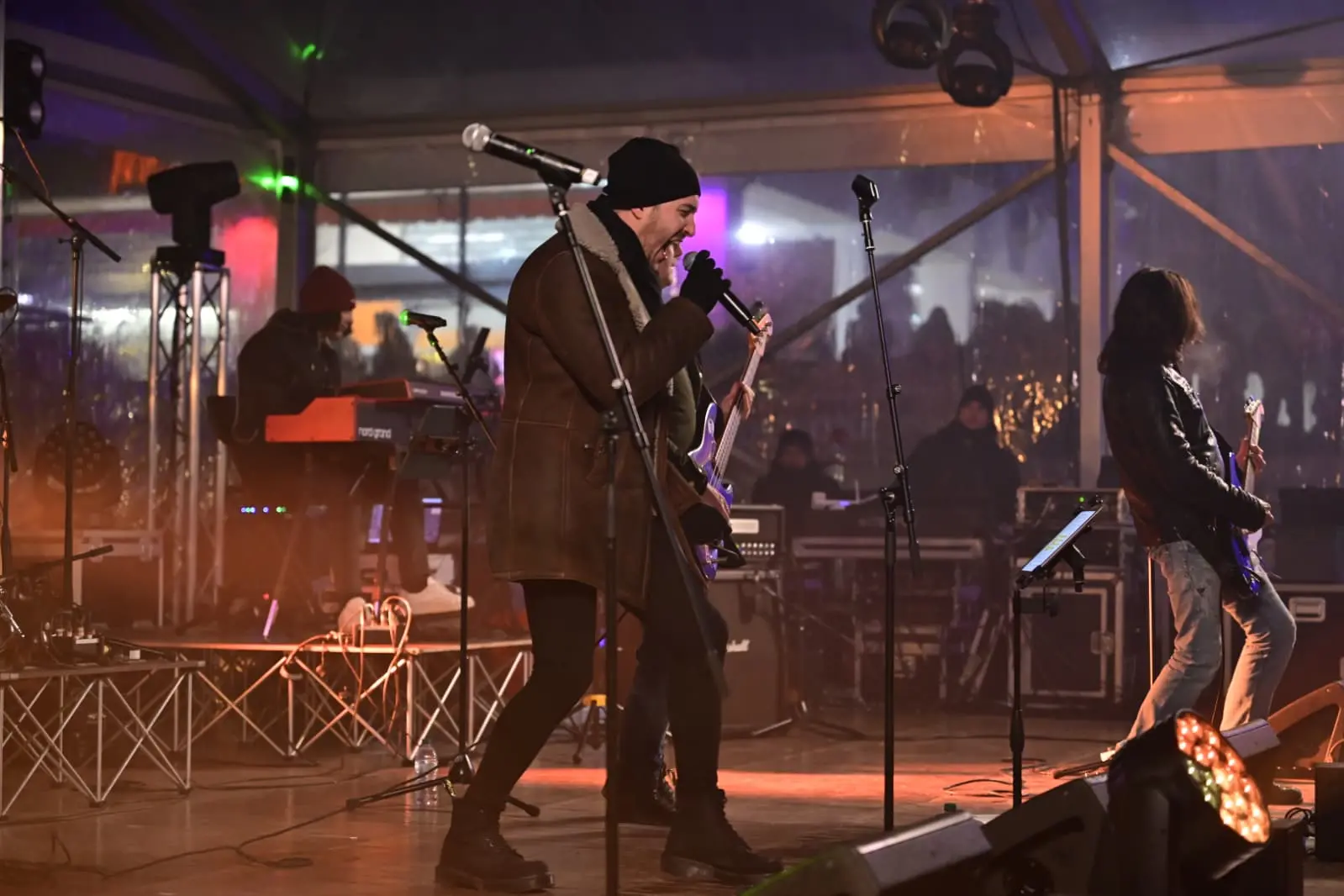 Pordenone ha vissuto un Capodanno all’insegna della musica e dello spettacolo, con migliaia di persone in centro per accogliere l’arrivo del 2026. La notte di San Silvestro ha trasformato la città in un grande palcoscenico a cielo aperto, con eventi pensati per coinvolgere cittadini e visitatori. Come da tradizione, non sono mancate le misure di sicurezza e organizzazione della viabilità, per garantire lo svolgimento sereno della serata