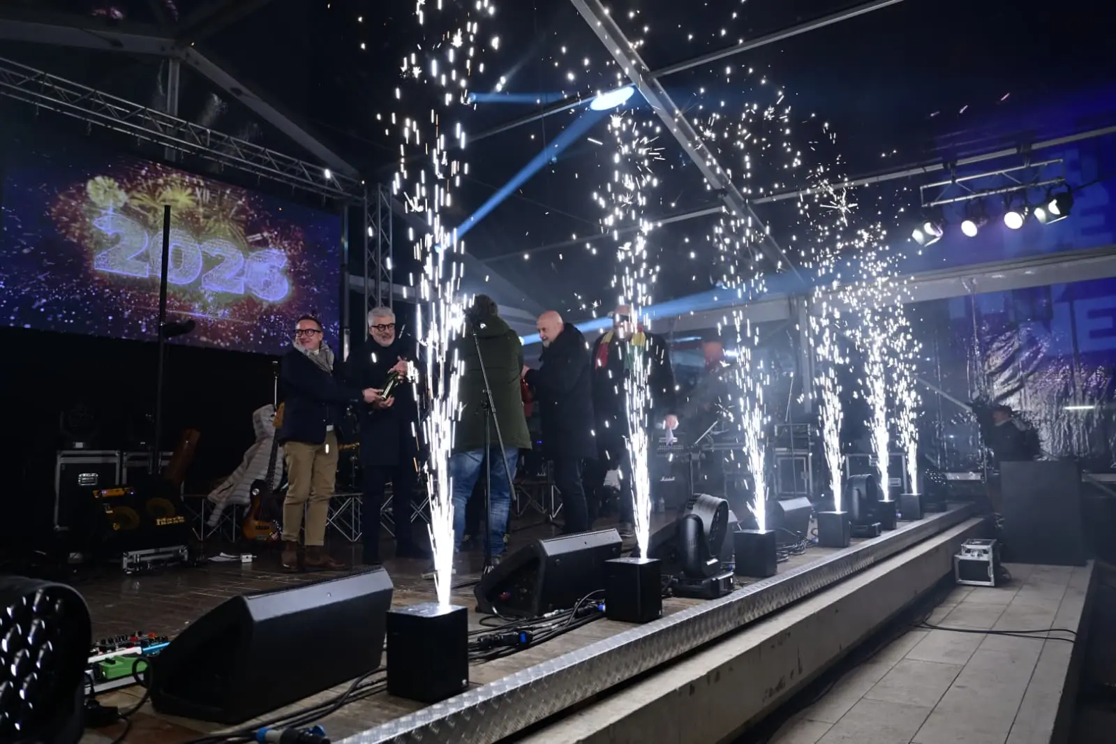 Pordenone ha vissuto un Capodanno all’insegna della musica e dello spettacolo, con migliaia di persone in centro per accogliere l’arrivo del 2026. La notte di San Silvestro ha trasformato la città in un grande palcoscenico a cielo aperto, con eventi pensati per coinvolgere cittadini e visitatori. Come da tradizione, non sono mancate le misure di sicurezza e organizzazione della viabilità, per garantire lo svolgimento sereno della serata