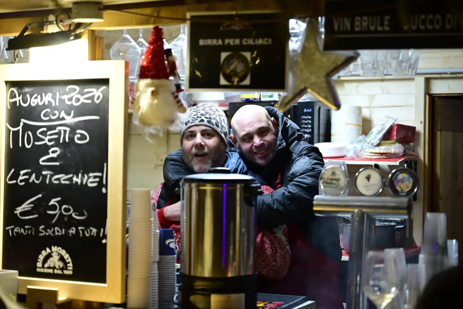 Pordenone ha vissuto un Capodanno all’insegna della musica e dello spettacolo, con migliaia di persone in centro per accogliere l’arrivo del 2026. La notte di San Silvestro ha trasformato la città in un grande palcoscenico a cielo aperto, con eventi pensati per coinvolgere cittadini e visitatori. Come da tradizione, non sono mancate le misure di sicurezza e organizzazione della viabilità, per garantire lo svolgimento sereno della serata