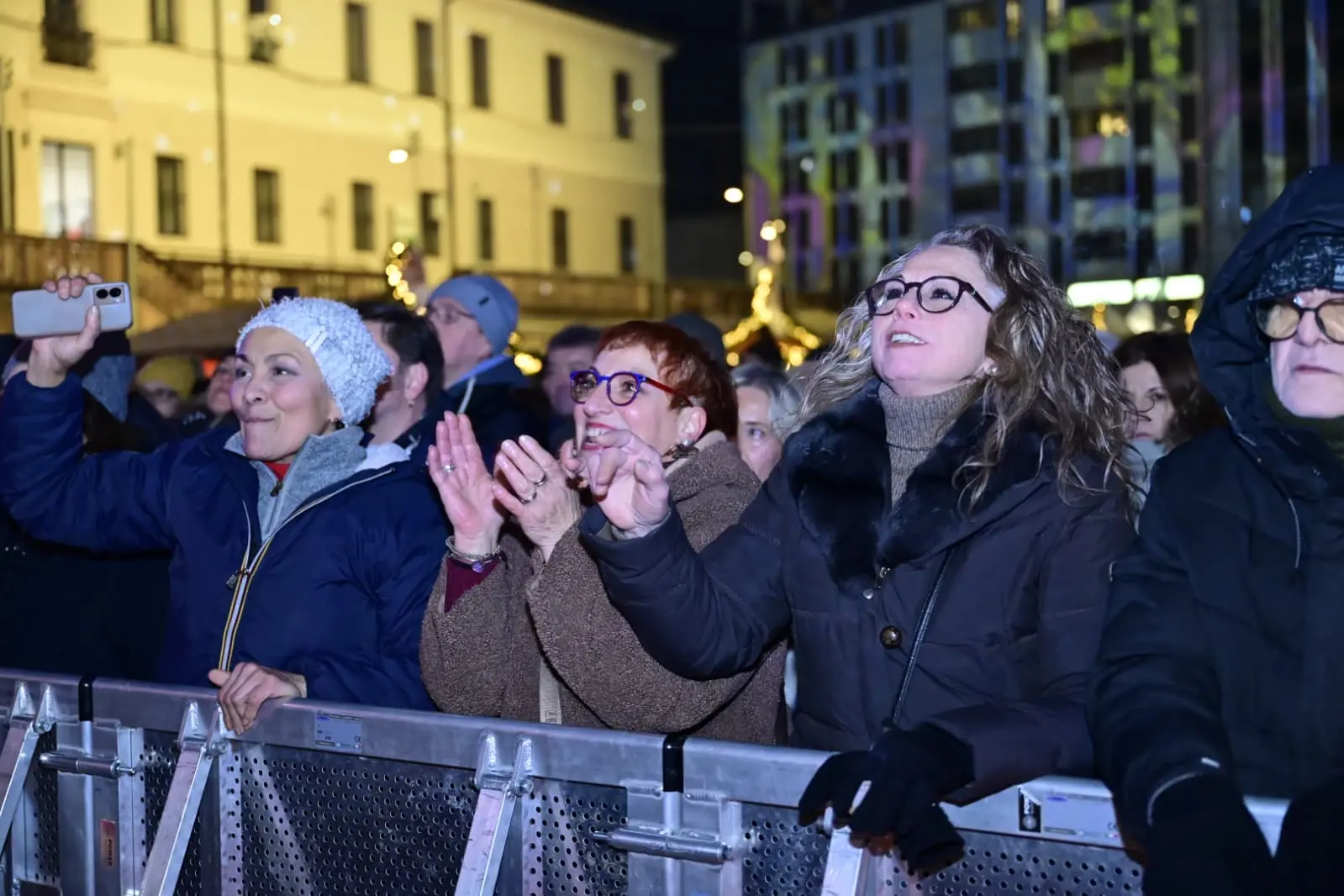 Pordenone ha vissuto un Capodanno all’insegna della musica e dello spettacolo, con migliaia di persone in centro per accogliere l’arrivo del 2026. La notte di San Silvestro ha trasformato la città in un grande palcoscenico a cielo aperto, con eventi pensati per coinvolgere cittadini e visitatori. Come da tradizione, non sono mancate le misure di sicurezza e organizzazione della viabilità, per garantire lo svolgimento sereno della serata