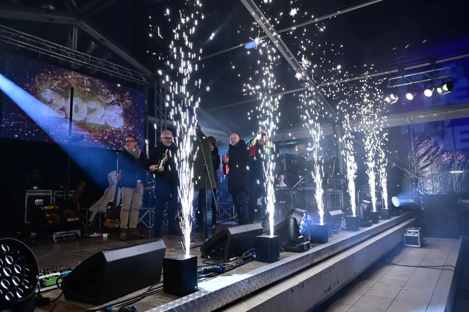 Pordenone ha vissuto un Capodanno all’insegna della musica e dello spettacolo, con migliaia di persone in centro per accogliere l’arrivo del 2026. La notte di San Silvestro ha trasformato la città in un grande palcoscenico a cielo aperto, con eventi pensati per coinvolgere cittadini e visitatori. Come da tradizione, non sono mancate le misure di sicurezza e organizzazione della viabilità, per garantire lo svolgimento sereno della serata