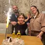 Al centro, Azzurra Breda mentre festeggia il decimo compleanno con papà Mattia e mamma Rossella