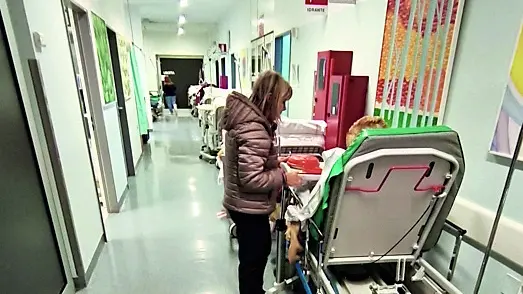Una paziente in barella nella corsia del Pronto soccorso a Palmanova