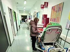 Una paziente in barella nella corsia del Pronto soccorso a Palmanova