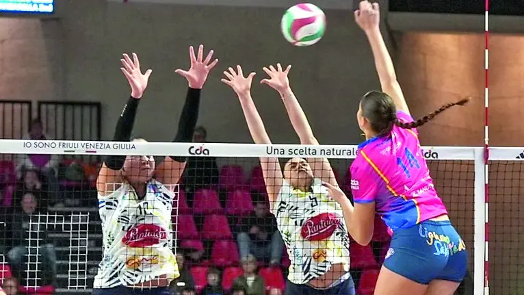 Un attacco di Giorgia Frosini in una delle ultime gare casalinghe della Cda Talmassons
