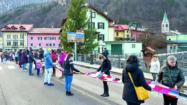 Il corteo sul ponte a Pontebba con la calza lunga 69,76 metri ©Foto Petrussi