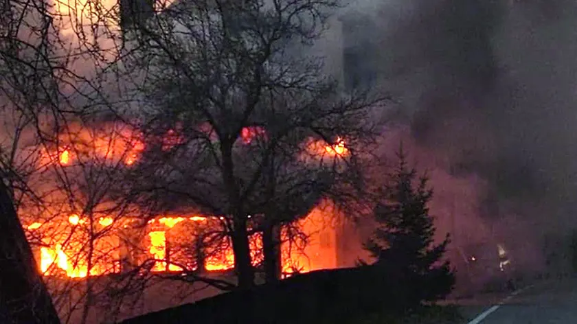 L’incendio a Savogna: partite da un locale adibito ad autorimessa, le fiamme hanno raggiunto il tetto