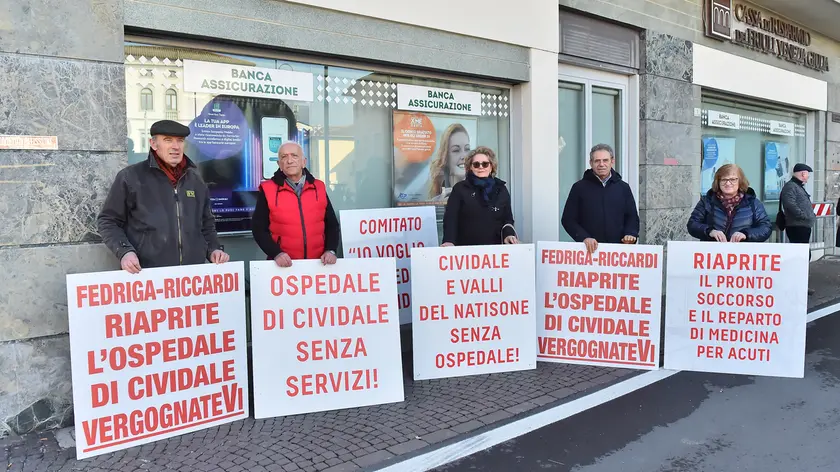Franco Chiarandini, al centro, durante una protesta in difesa dell’ospedale di Cividale