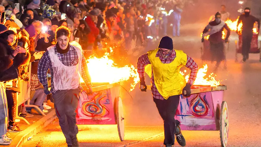 La corsa dei carri infuocati nell'ambito del Palio dei Pignarulârs, a Tarcento ©Foto Petrussi