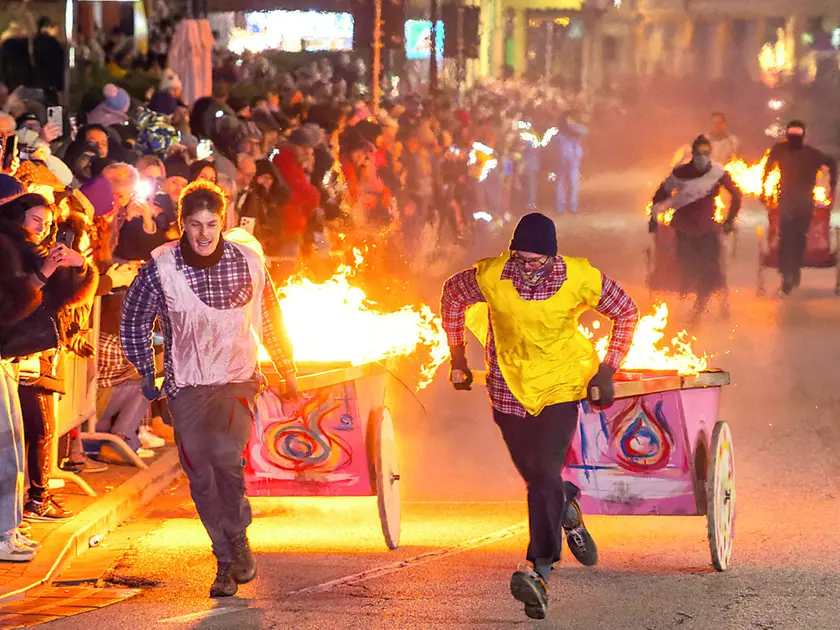 La corsa dei carri infuocati nell'ambito del Palio dei Pignarulârs, a Tarcento ©Foto Petrussi