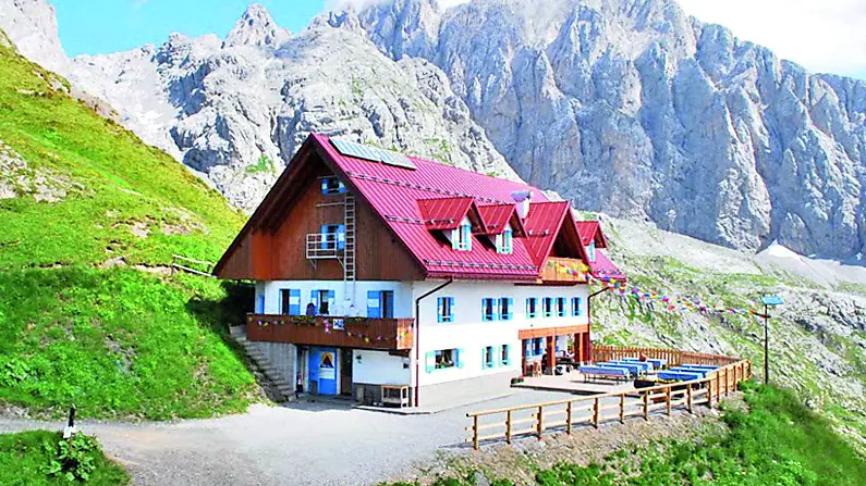 Una spettacolare veduta del rifugio Marinelli sul monte Coglians e delle vette circostanti foto d’archivio