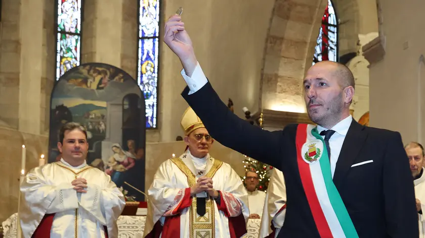 L’esposizione del tallero in duomo a Gemona. Foto Petrussi