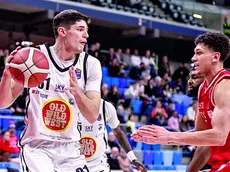 Andrea Calzavara, 24 anni, in azione contro Ellis ©Foto Petrussi / Ciamillo