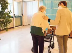 Una anziana in casa di riposo