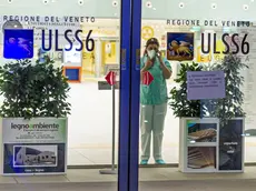 Un?infermiera con mascherina Ffpr